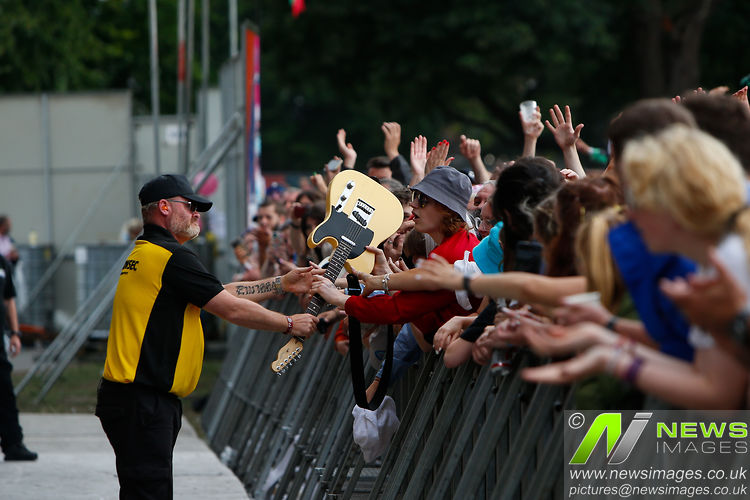 news_images_uk's tweet photo. Jon Windle lead singer of Little Man Tate gives away his guitar to a fan
@benearly_
Sales - pictures@newsimages.co.uk https://t.co/TVHkotDGN7