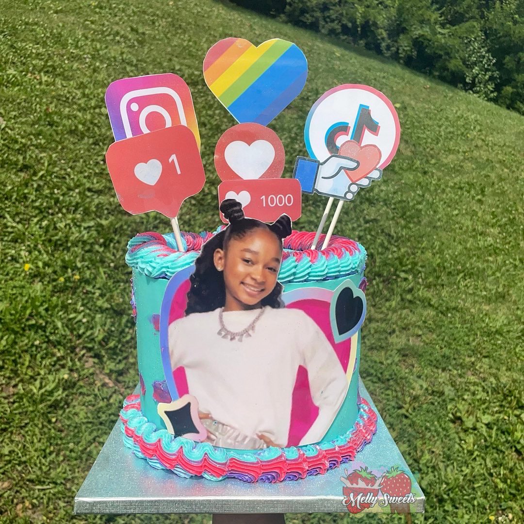 melly4sweets's tweet photo. “That Girl Lay Lay” Birthday Cake 💜💗💙
#MellySweets #happybirthday #thatgirllaylay #birthdaygirl #vanillacake #blackownedbusiness #blackgirlmagic #smallbusinessowner #daytonohbakers #daytonohio https://t.co/umsJ0qLXbs