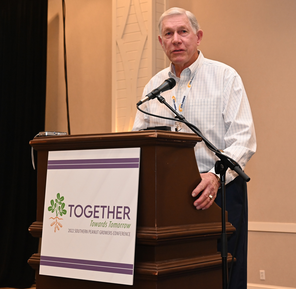 AgriBlogger's tweet photo. The 2022 Valent Valor Award was presented to Armond Morris, GA peanut grower. You can hear the prevention from John Alton, Valent and remarks from Armond on the #2022SPGC blog here: https://t.co/X4ycNBmLBO https://t.co/kgIEb13leN