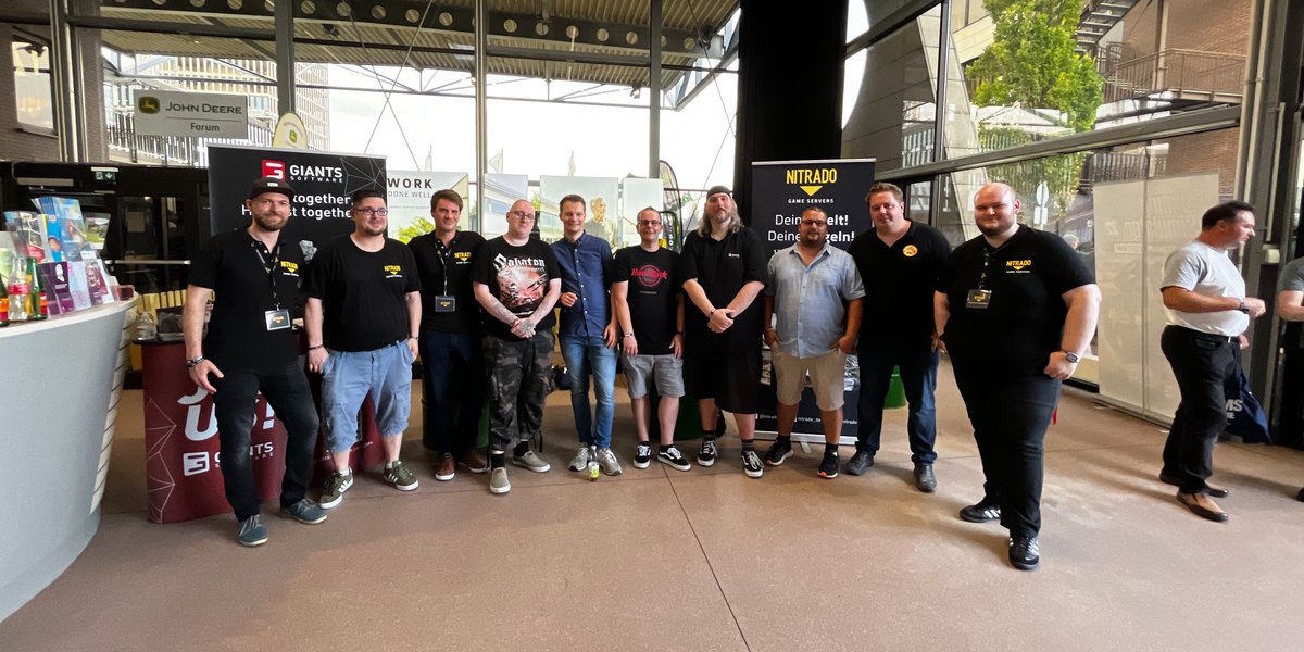 Nitrado's tweet photo. Noch ein Gruppenfoto mit der #NitradoFamily zum Abschluss des #FarmCon22-Samstags. ๐ธ
Grรผรe an alle, die wir heute treffen durften. War absolut genial! https://t.co/1n2yMVOSQW
