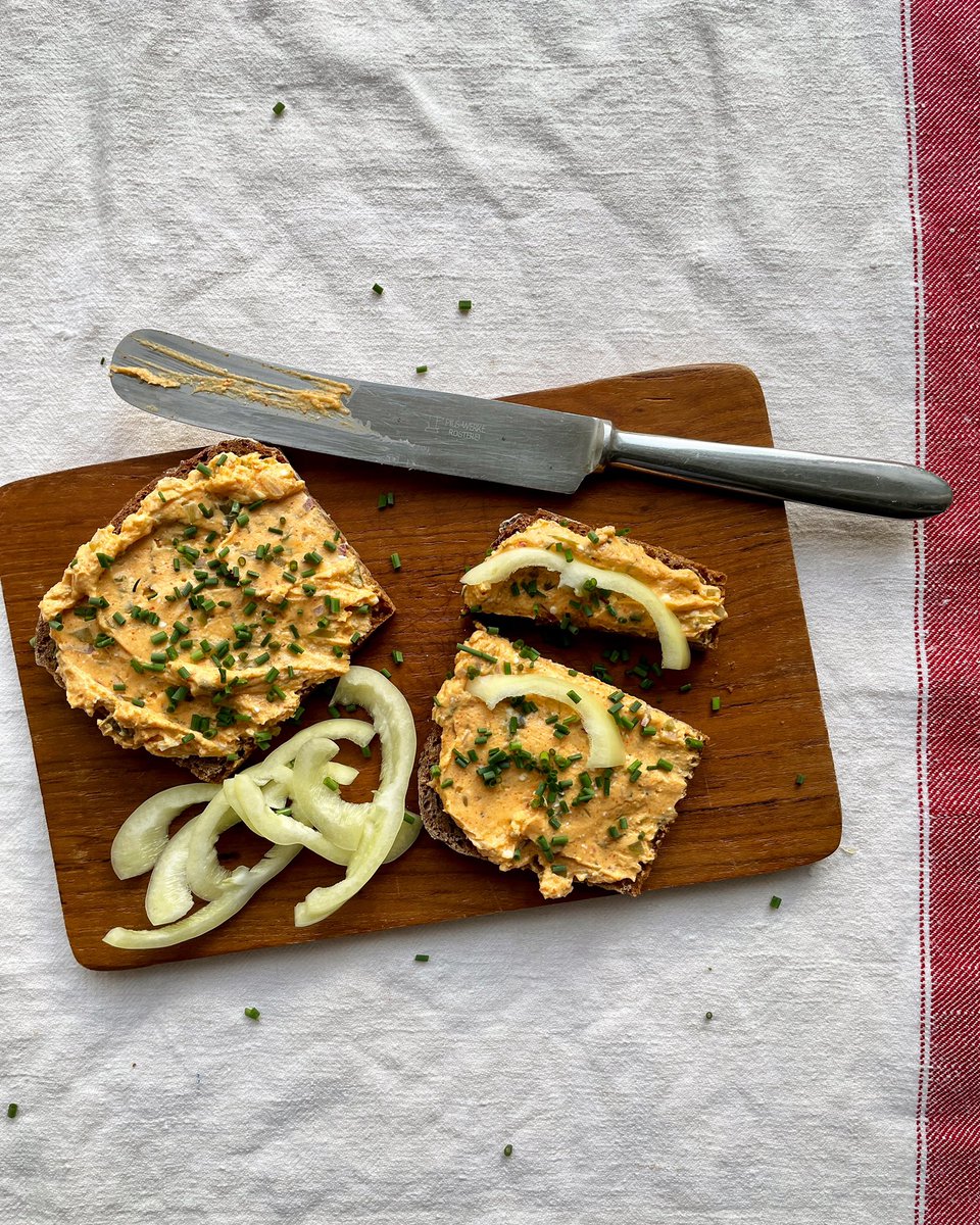 katha_esskultur's tweet image. höchste zeit für #liptauer! meiner (adaptiert von dem meiner wiener schwiegermama) ist völlig unbescheiden so gut, dass ich beschlossen habe, euch im nächsten #gerichtsbericht im @falter_at das rezept zu verraten. wie von mir gewohnt so genau, dass er immer schmeckt. #gutbeihitze