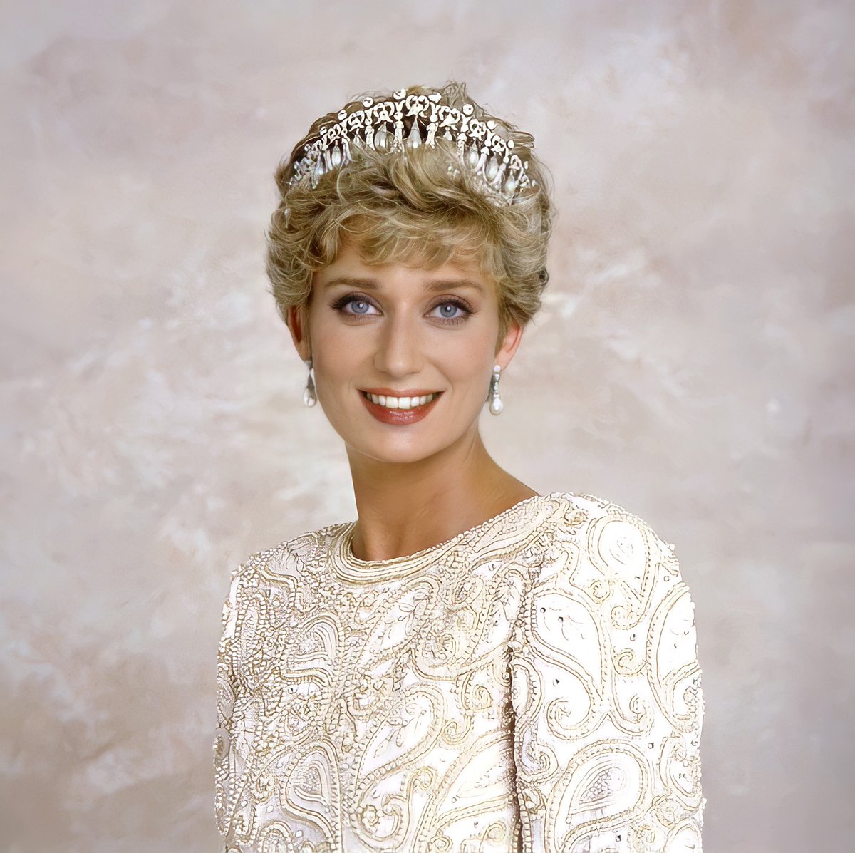 thenamesnotadam's tweet photo. Omgggg y'all just look at this.. #ElizabethDebicki as #PrincessDiana .. she looks just like her.. 😍😍😍 can't wait for The Crown Season 5 this November! #thecrownseason5 #netflixthecrown https://t.co/BLx2EpHsTy