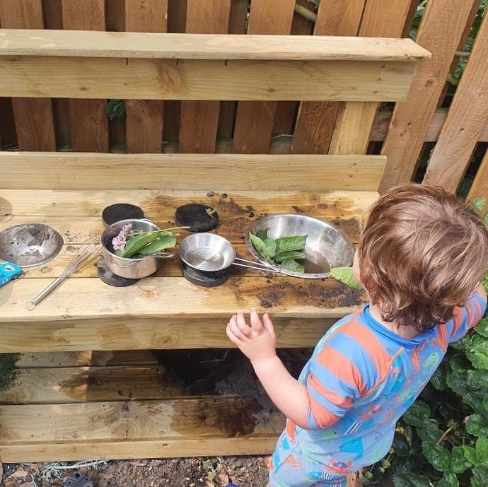 It’s not too late to find a way to keep your kids entertained over the #SummerHolidays! ☀️ 

#MudKitchen £150 with HD7 or HD3 collection.

Delivery options also available (prices on request).  

#SensoryPlay #ChildrensEntertainment #BespokeToys #WoodenKitchen #OutdoorFurniture