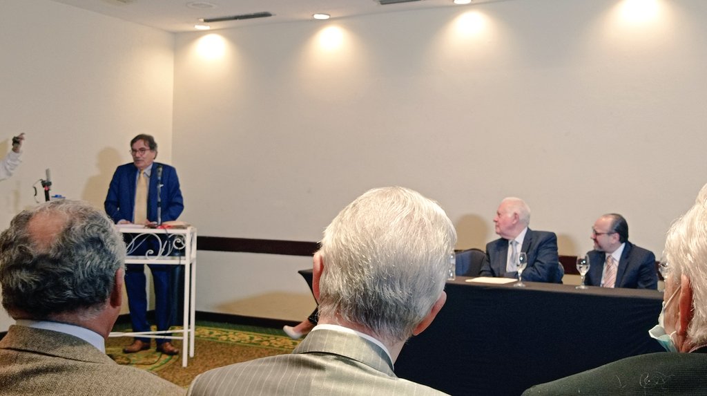 Bautizo del libro "Los presidentes y el petróleo" de <a href="/rafaelquiroz1/">RafaelQuirozSerrano</a>.Brillantes discursos de <a href="/johnmagdaleno/">John Magdaleno</a>, <a href="/EFernandezve1/">Eduardo Fernández</a>, <a href="/jcpinedap/">Julio César Pineda</a> y el propio autor. Queda una reflexión:más allá de retóricas, el cambio político implica precisión sobre cuál será el nuevo modelo de desarrollo.