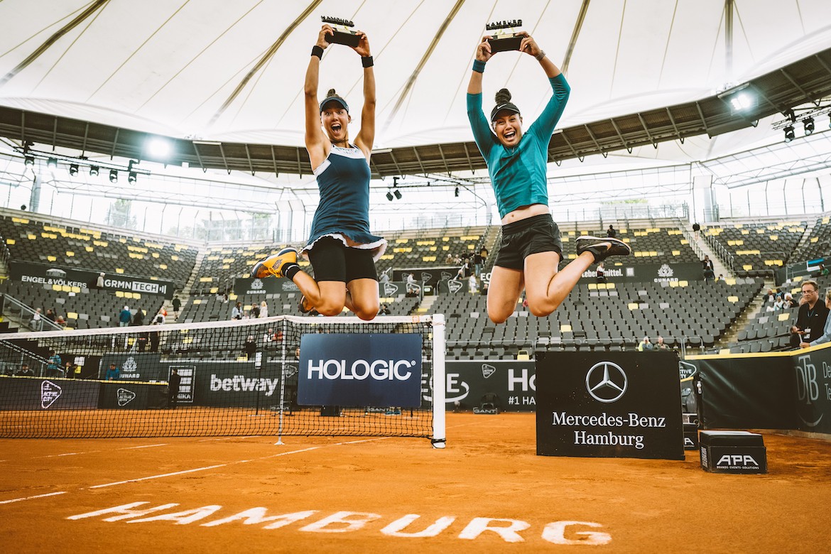 A dream weekend in Hamburg for 🇺🇸 tennis.

Bernarda Pera &amp; the team of Sophie Chang and Angela Kulikov are champions! More 👉 bit.ly/3J83ZFV