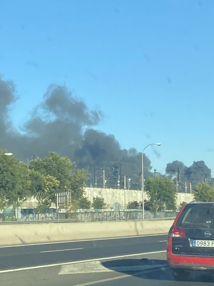 Fuego a la altura de vallecas villaverde, pero no se que ha pasado