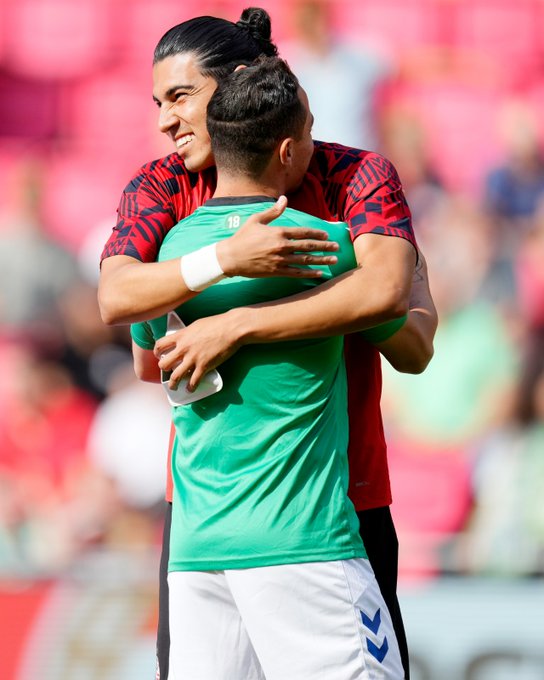 Érick Gutiérrez y Andrés Guardado se saludan previo al partido entre el PSV y Real Betis.