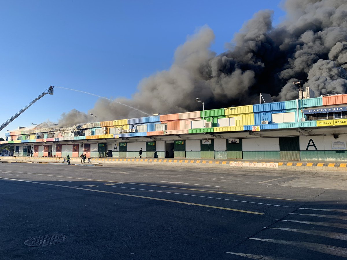 EmergenciasMad's tweet image. #Incendio de nave de frutas en #Mercamadrid, muy desarrollado pero sin heridos. @BomberosMad trata de controlar la propagación del incendio a naves adyacentes. @SAMUR_PC en preventivo. @policiademadrid se encarga de ordenar la circulación.