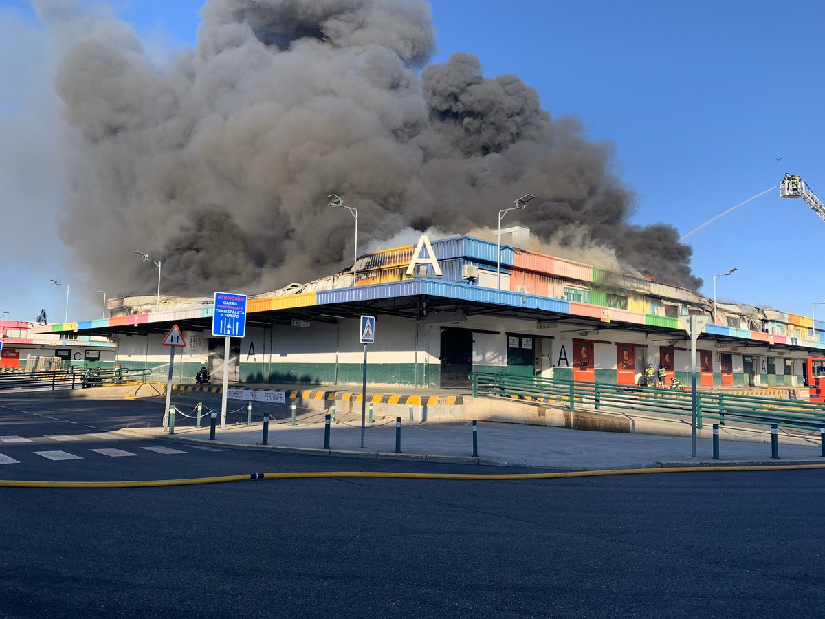 EmergenciasMad's tweet image. #Incendio de nave de frutas en #Mercamadrid, muy desarrollado pero sin heridos. @BomberosMad trata de controlar la propagación del incendio a naves adyacentes. @SAMUR_PC en preventivo. @policiademadrid se encarga de ordenar la circulación.