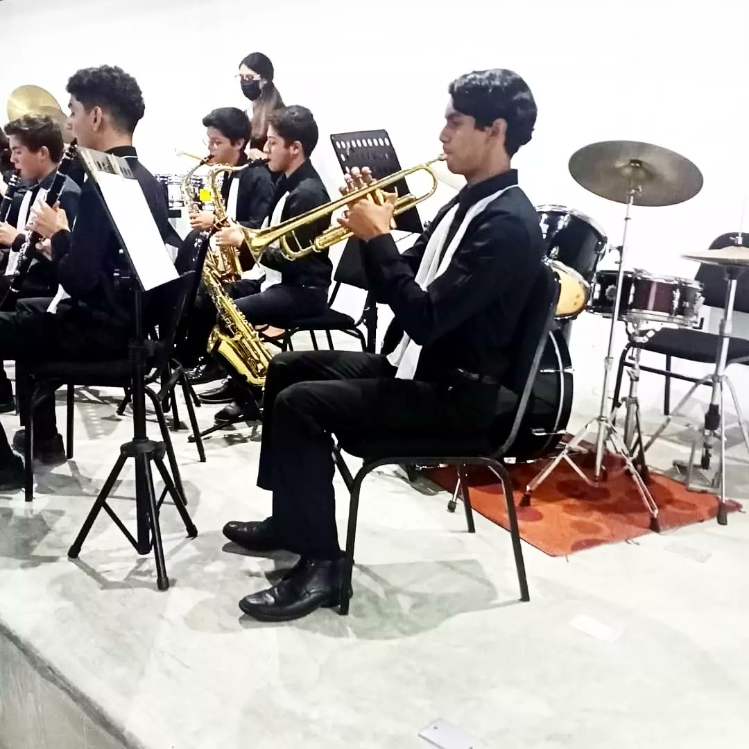 Albenys Sánchez de nuestra Cátedra de Trompeta dirigida por el Prof. José "Cheo" Rodríguez, participó en el Concierto de la Escuela de Artes Integradas Maestro "Jorge Serrano" , Centro UNESCO 15/07/2022
#Laculturaeslonuestro
#culturaessoberania
@dgfica_ve