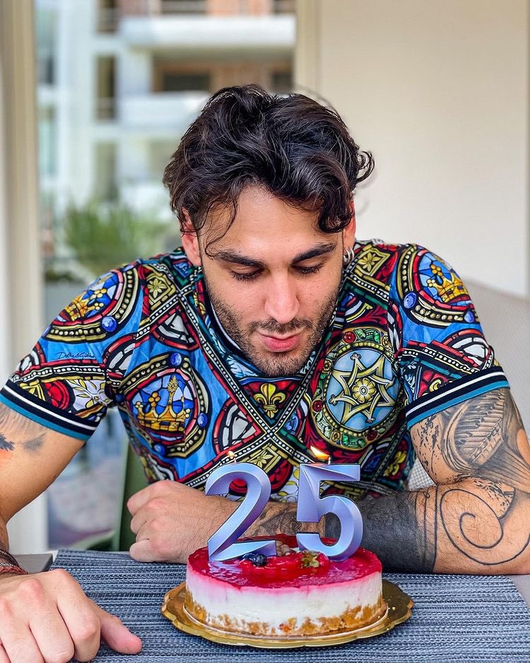albe_jorge_10's tweet photo. Buon compleanno alla persona che ha rivoluzionato la mia vita 🎂🎁🎈❤️

#albertourso 
#amici18 
#solo 
#ilsoleadest 
#AEUM 
#albertourso25 
#buoncompleannoalberto 

@albertourso_off https://t.co/waeBZOL7tx
