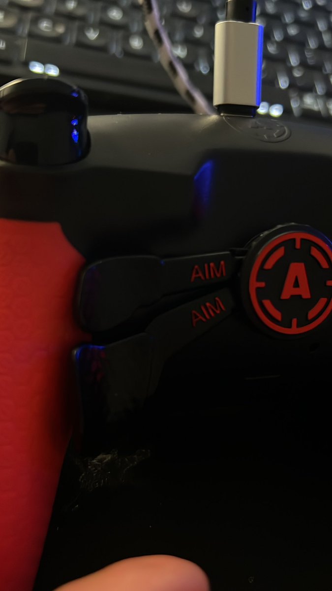 S__Grant's tweet photo. @AimControllerss Same as the V2 paddles very poor quality. These are a week old. https://t.co/lwf7KF0U2L