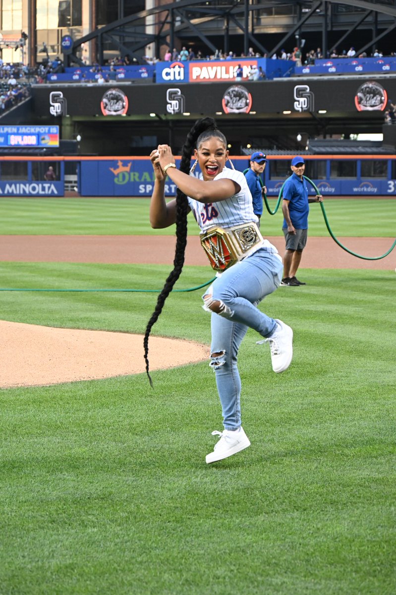 BiancaBelairWWE's tweet image. WWE NIGHT at Citi Field!
Thank you @Mets for having me and letting me throw the 1st pitch! 
#ESTofWWE

See you at #WWERAW this Monday at @TheGarden!