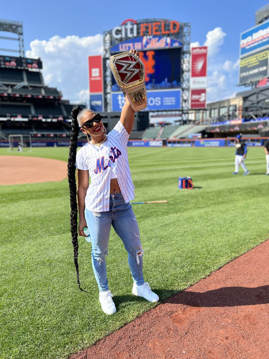 BiancaBelairWWE's tweet image. WWE NIGHT at Citi Field!
Thank you @Mets for having me and letting me throw the 1st pitch! 
#ESTofWWE

See you at #WWERAW this Monday at @TheGarden!
