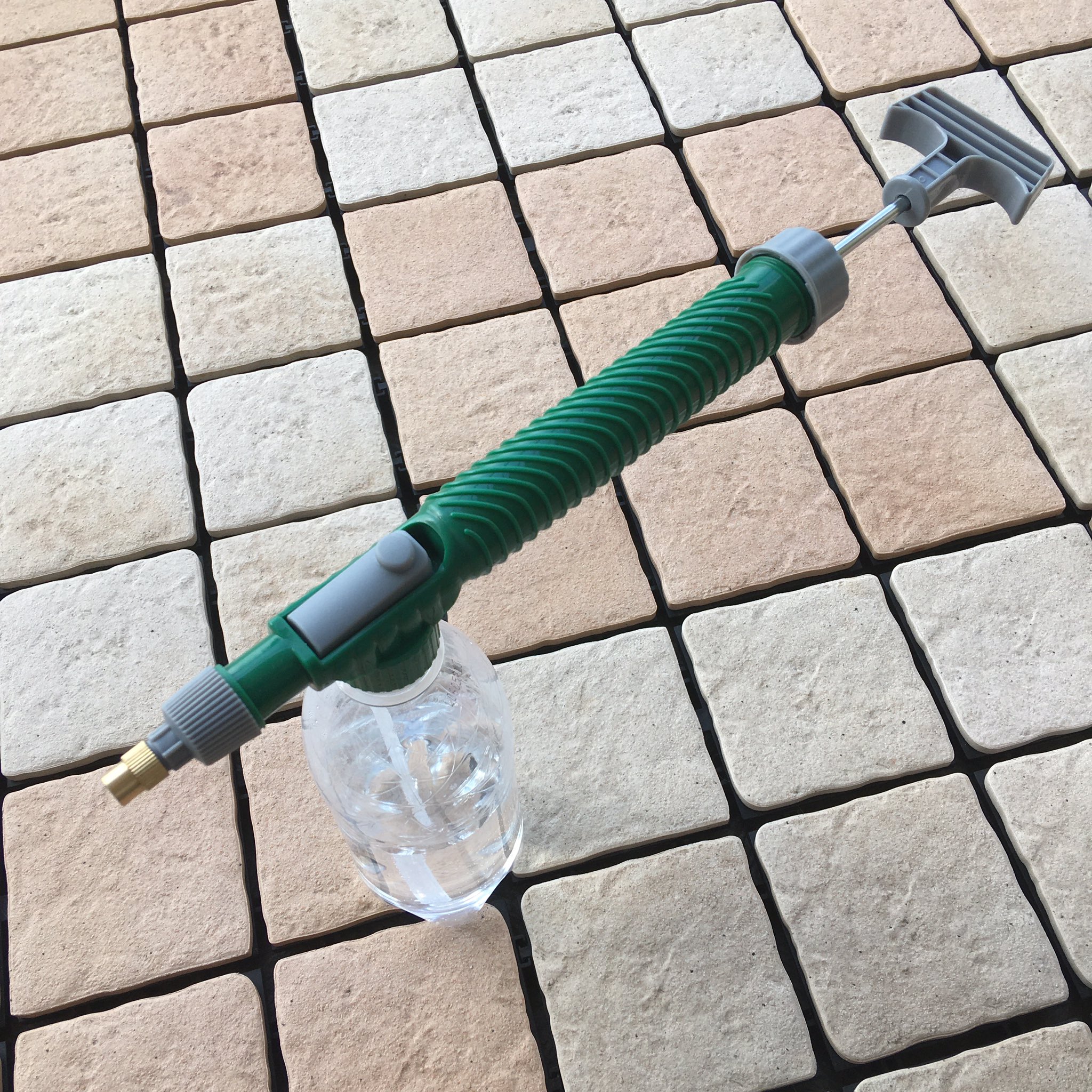カピバラ舎 おはようございます 朝顔23号 昨日薬剤をスプレーしてみました 新しい葉の縮れが改善するかな そして100均の ペットボトルにつけるスプレーヘッド 水用 がよかったです 水鉄砲のように圧力で連続して水が出る T Co Jbigoecrjw