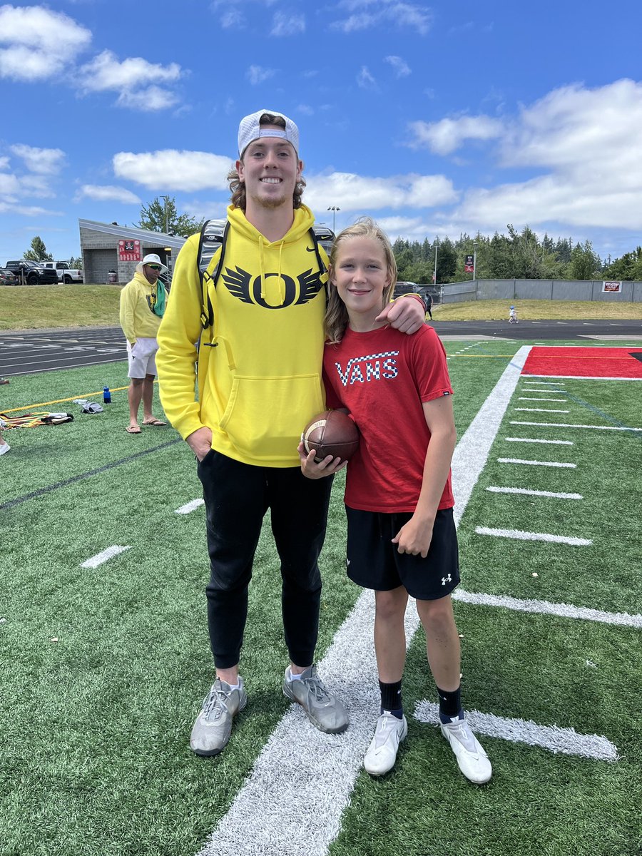 My guest coach <a href="/ColePrusia/">Cole Prusia</a> at Young Bulls camp today. Thanks coach Cole. <a href="/RCarterTV/">RaShaad Carter</a> <a href="/oregonfootball/">Oregon Football</a> #goducks #youthqb #ybc22 #youngbulls