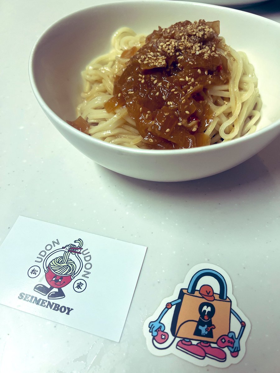 LEONDAIHYOU's tweet photo. VAULTROOMさん@room_vault 
から頂きました🙇‍♂️✨

めちゃくちゃ可愛いTシャツ✨
＆
釜玉うどん🍜

うどんはピリ辛でコシがあり喉越し最高😆

Tシャツは着心地抜群で刺繍のこだわりがめちゃくちゃ可愛かった🥳

土井さんありがとうございます😘

#ステッカーかわいすぎTV
#今日はこのTシャツで仕事いくTV https://t.co/l7qFghK2yC