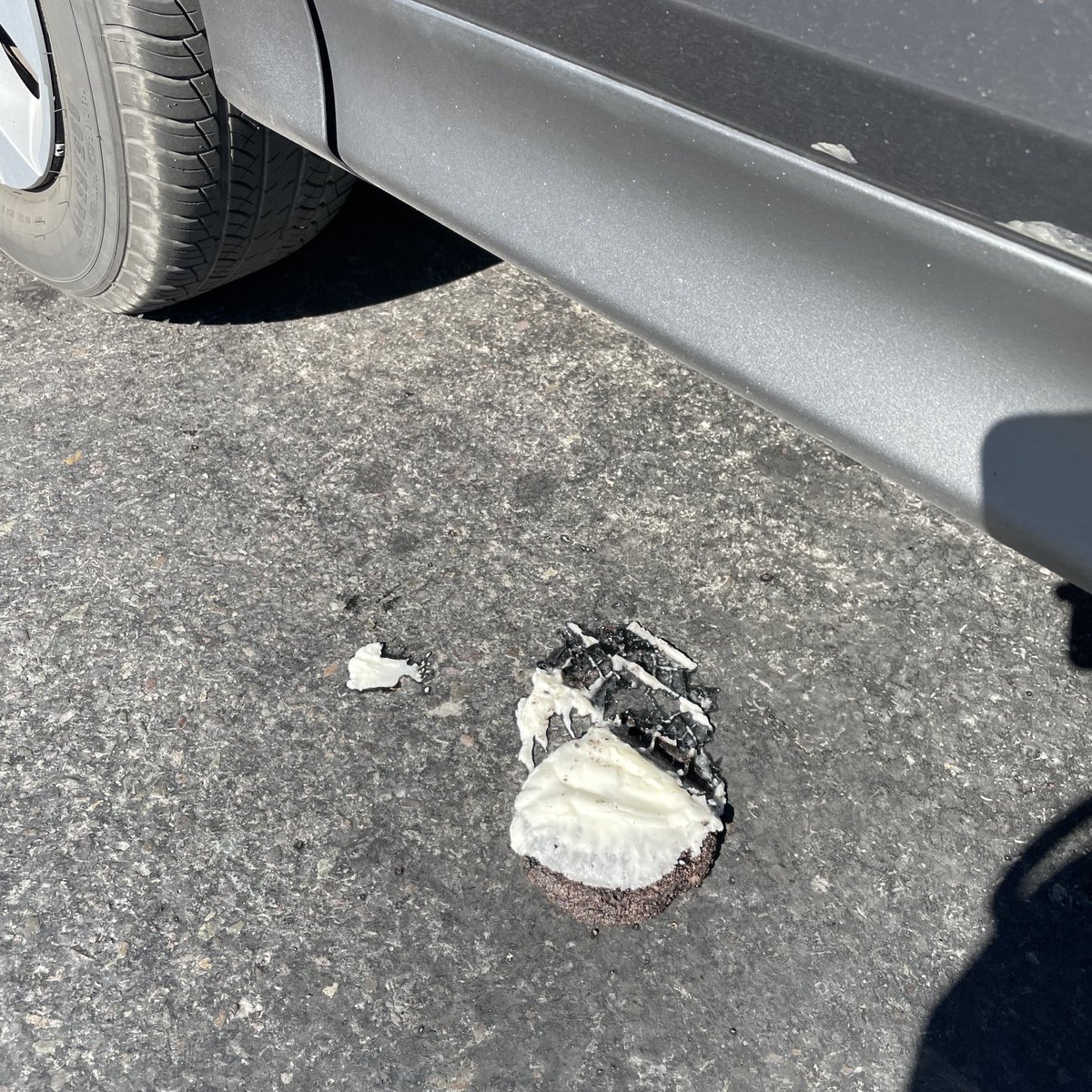 Somebody had a tragic accident with their ⁦<a href="/CrumblCookies/">Crumbl</a>⁩ 😢