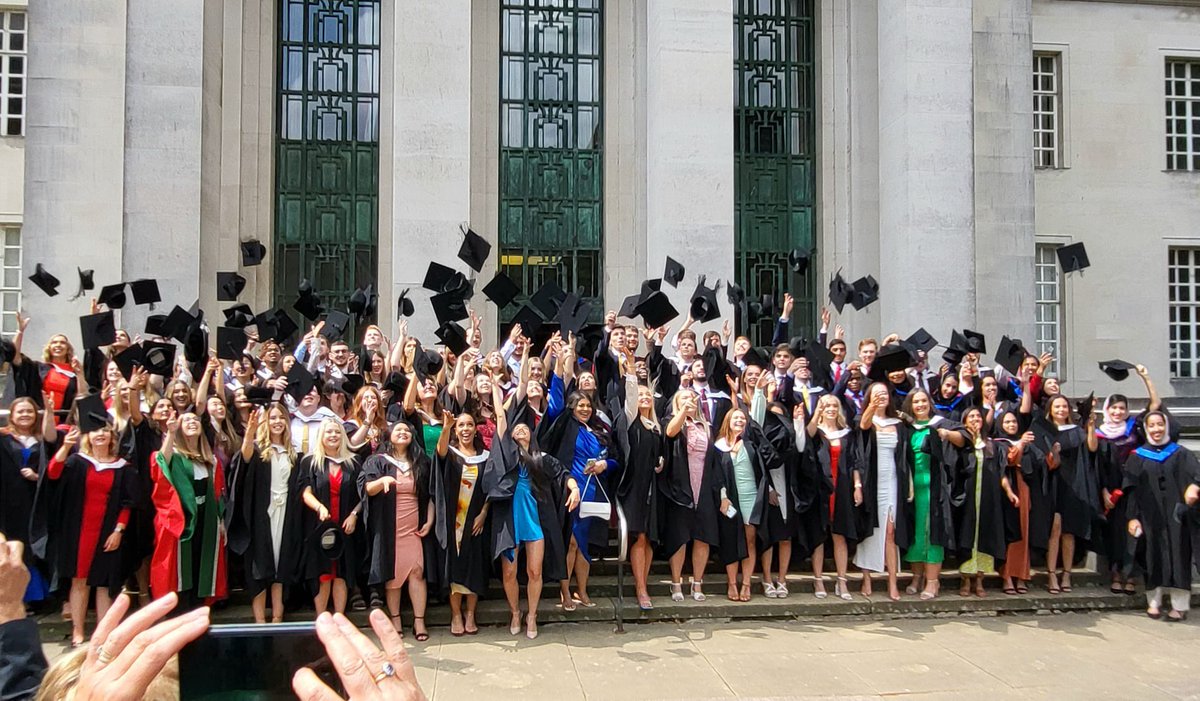 catrin_davies98's tweet photo. Class of Cardiff MPharm 2021 assemble 

&amp; with @thehuwedwards we say “CYMRU AM BYTH”🏴󠁧󠁢󠁷󠁬󠁳󠁿🎓 

Hello allumni club 
#pharmacygraduate #CardiffGrad https://t.co/epTMtDX3AJ