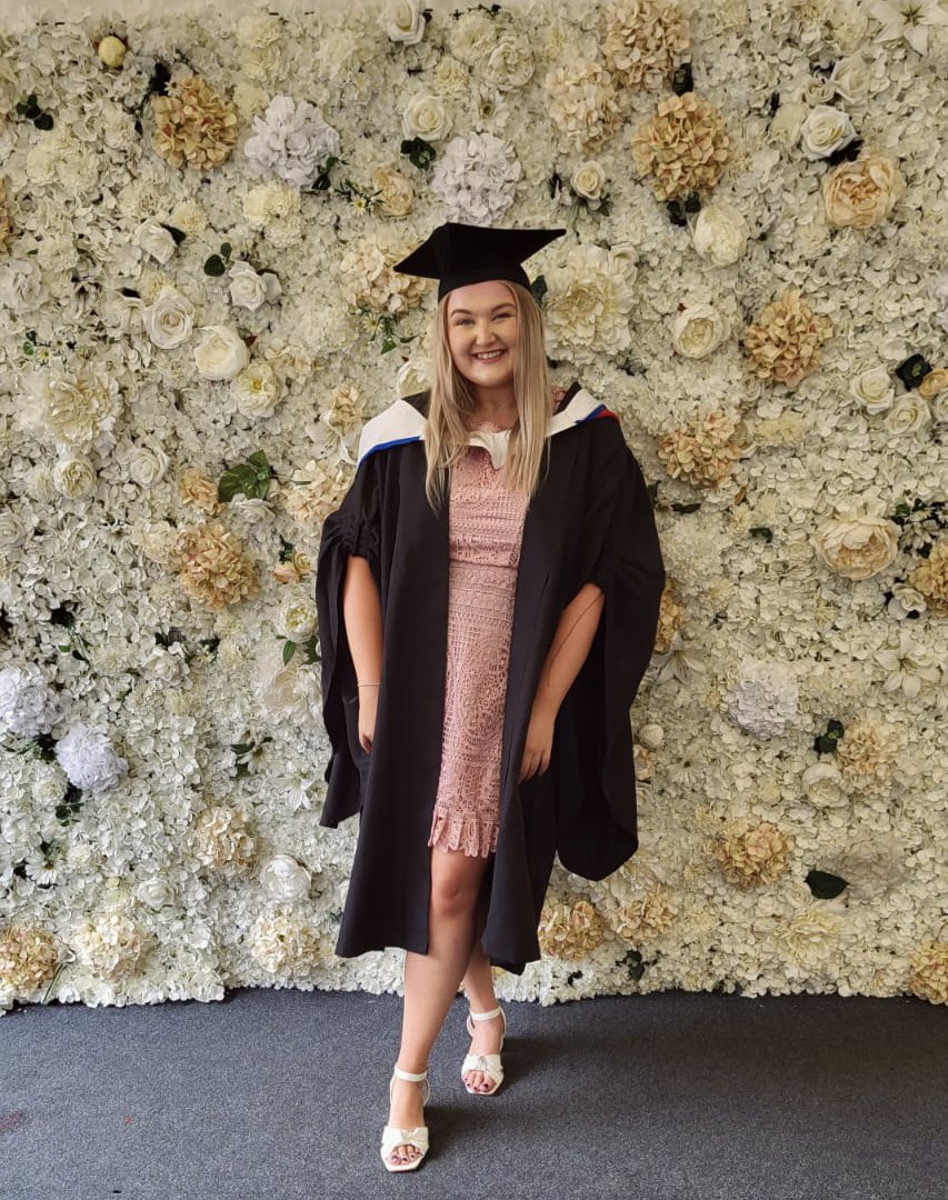 catrin_davies98's tweet photo. Class of Cardiff MPharm 2021 assemble 

&amp; with @thehuwedwards we say “CYMRU AM BYTH”🏴󠁧󠁢󠁷󠁬󠁳󠁿🎓 

Hello allumni club 
#pharmacygraduate #CardiffGrad https://t.co/epTMtDX3AJ