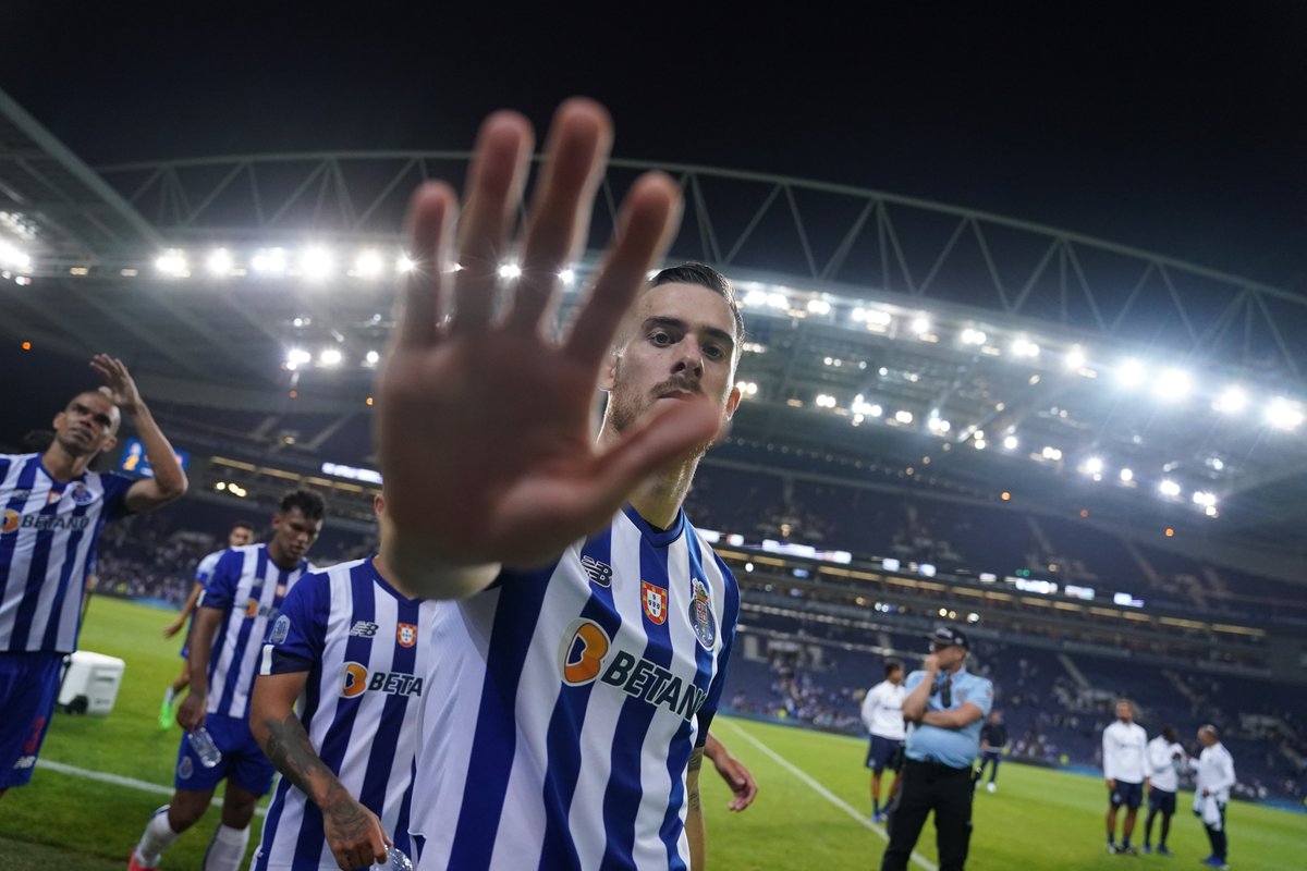 FCPorto's tweet photo. 🐉 Bom dia, Dragões 🤩

#FCPorto #FCPASM #DeVolta https://t.co/rheufhVZmX