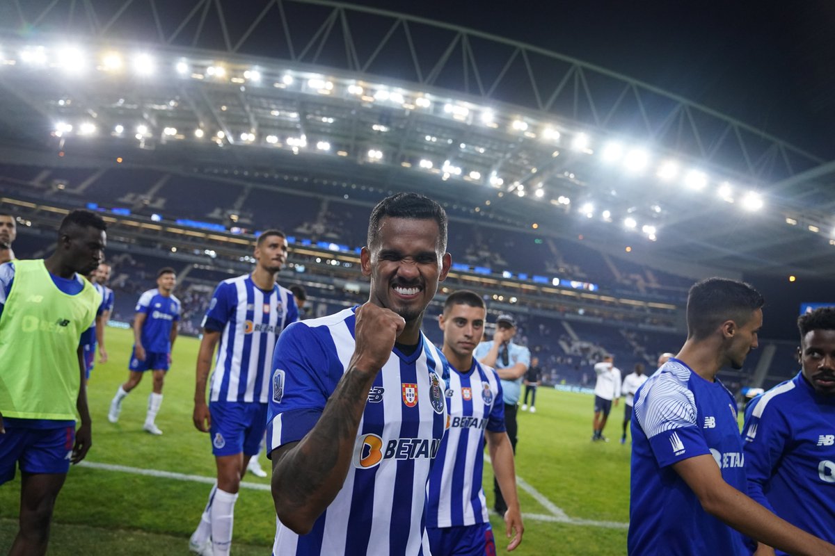 FCPorto's tweet photo. 🐉 Bom dia, Dragões 🤩

#FCPorto #FCPASM #DeVolta https://t.co/rheufhVZmX