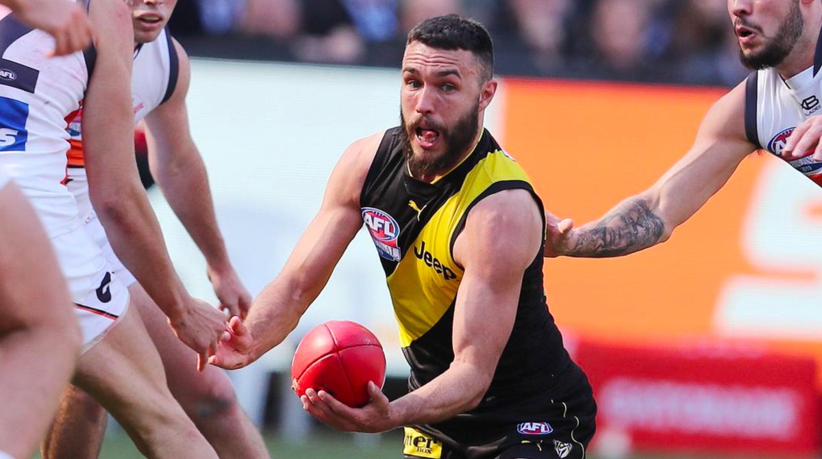 Tigers_of_Old's tweet photo. The Shedda tongue of concentration.😛🐯
A lightning fast footy mind that sees things others don't. 
As creative a play maker as any Tiger in our rich history.🏆🏆🏆
#Shedda300 #ShaneEdwards https://t.co/Nls5iBbUcT