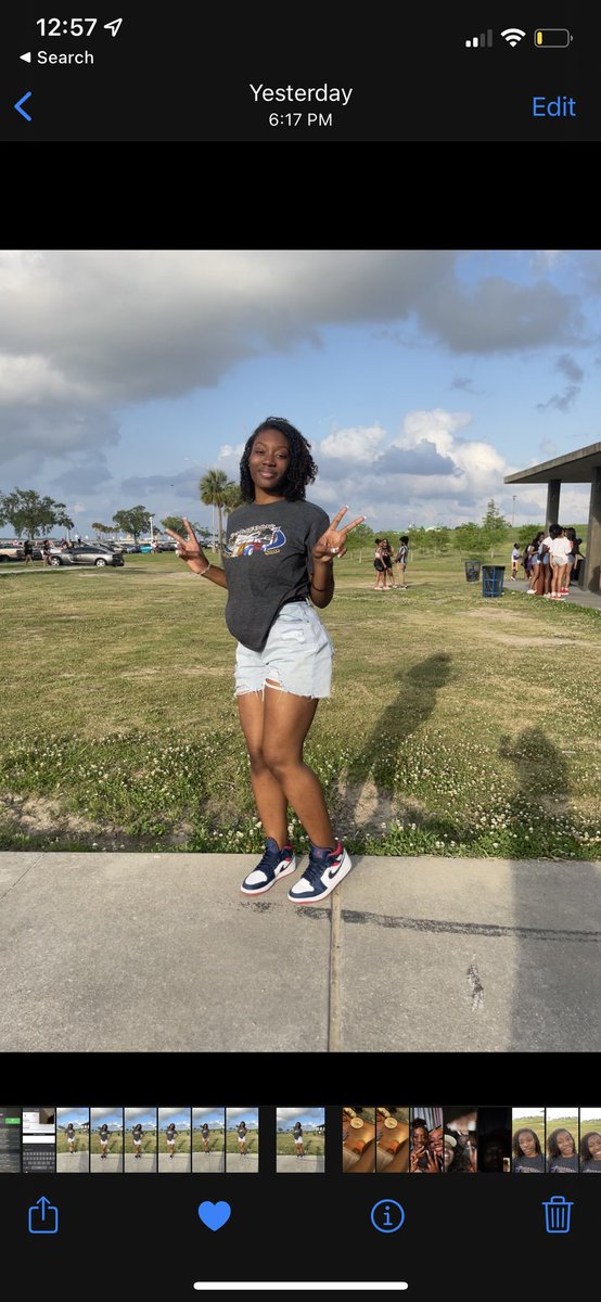 Asia__Ray's tweet image. #WhoswhoofDU 
Heyy I’m Asia 💙
⁃ Dallas Texas 
⁃ Public Health Major 
⁃ DU 24
⁃ Soar Leader 
- 1920 🕊
⁃ I’m down to make new friends and meet new people 💕