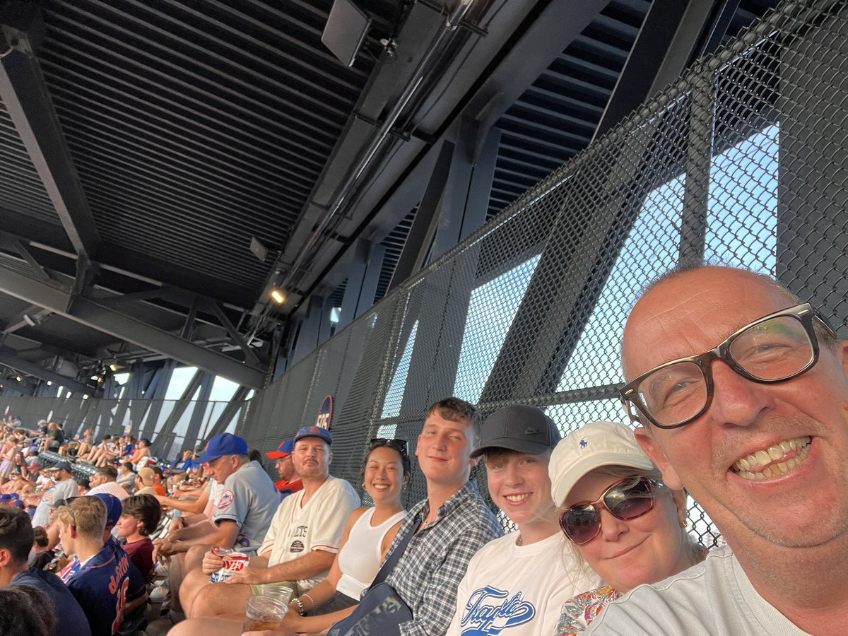 HBollards's tweet photo. At the game with the fam. @smevrs #goonyoumets https://t.co/5GB8H6j5Gp