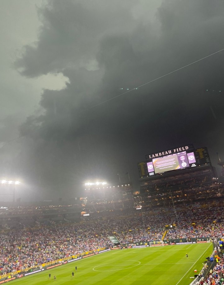 Maç hava koşulları nedeniyle ertelendi 🙁 #ManchesterCity  #BAYERNMUENCHEN