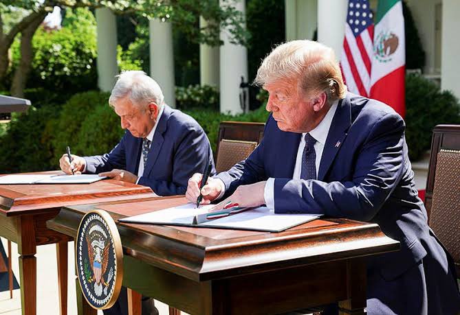 DonPorfifirio's tweet photo. Amlo firmando el Tratado que hoy desconoce!

“Traidores a la Patria” llama a los que pedimos se respete lo qué el señor firmó!✍️🧐 https://t.co/bqYm9EYj05