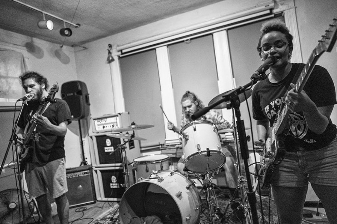 fakebodiesband's tweet photo. Played our very first SOLD OUT show last night! Many thanks to all who came and @PaperJamPress and @RhizomeDC for being awesome hosts! Picture by Mike J Maguire #dcdiy https://t.co/hBokem903K