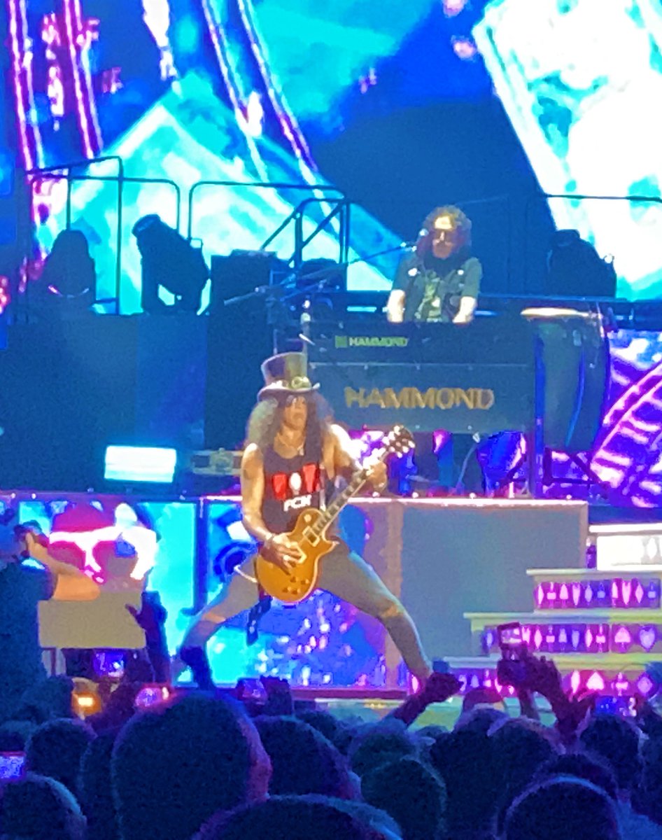C_reeder11's tweet photo. Happy Birthday @Slash !! 🙌🙌🙌🙌🙌🎂🎂🙌🙌🙌🙌 #GunsNRoses #Slash @DuffMcKagan @axlrose https://t.co/8MkuZ33K0b