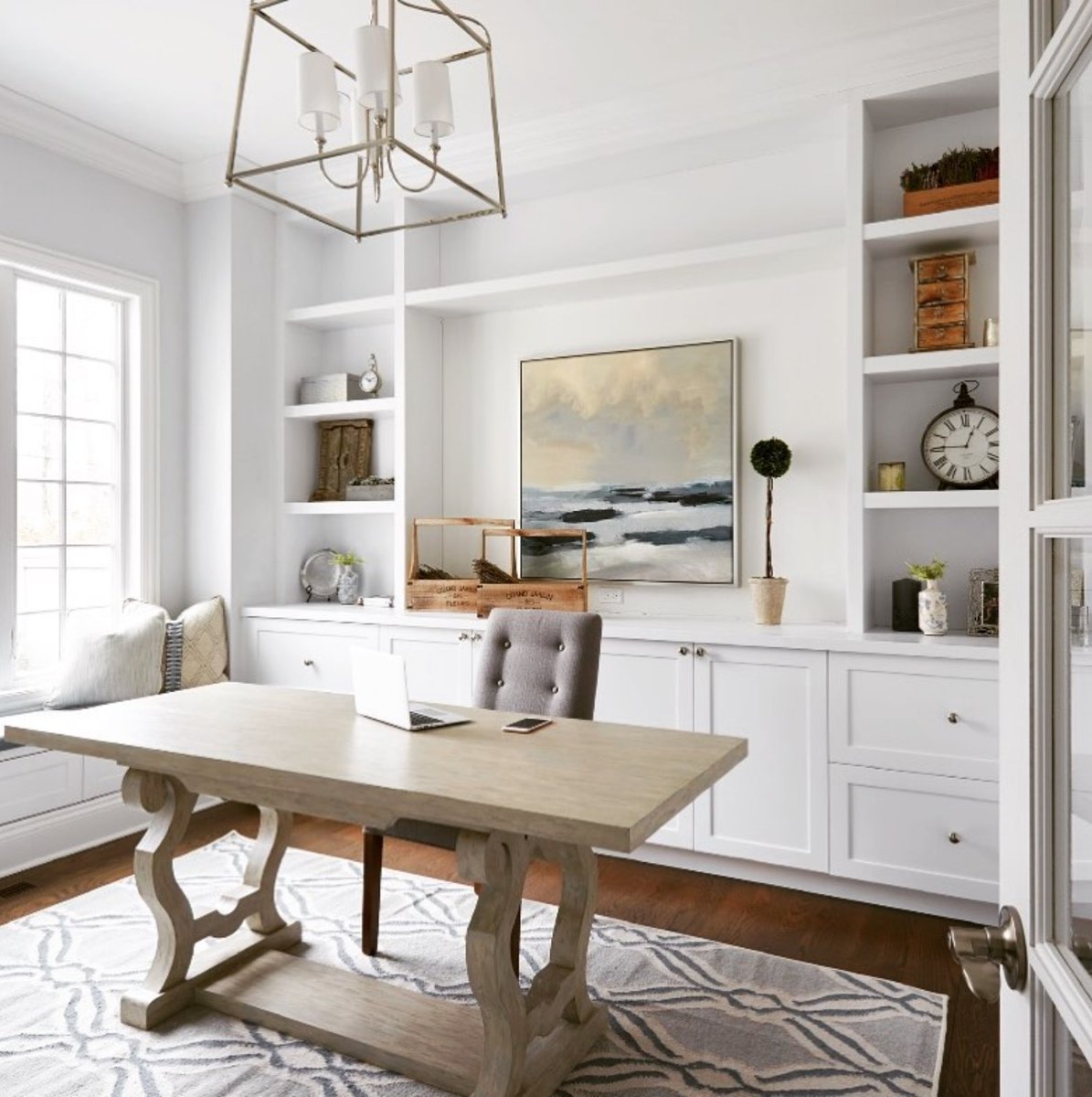 CrystoramaLight's tweet image. This office design is bright and sophisticated. In addition to sunlight, adding functional yet stylish lighting helps get the job done.
Design: @laura_hursthouse_design_
Light: @libbylangdon for Crystorama Sylvan chandelier

#officedesign #workfromhome #officegoals #glowup