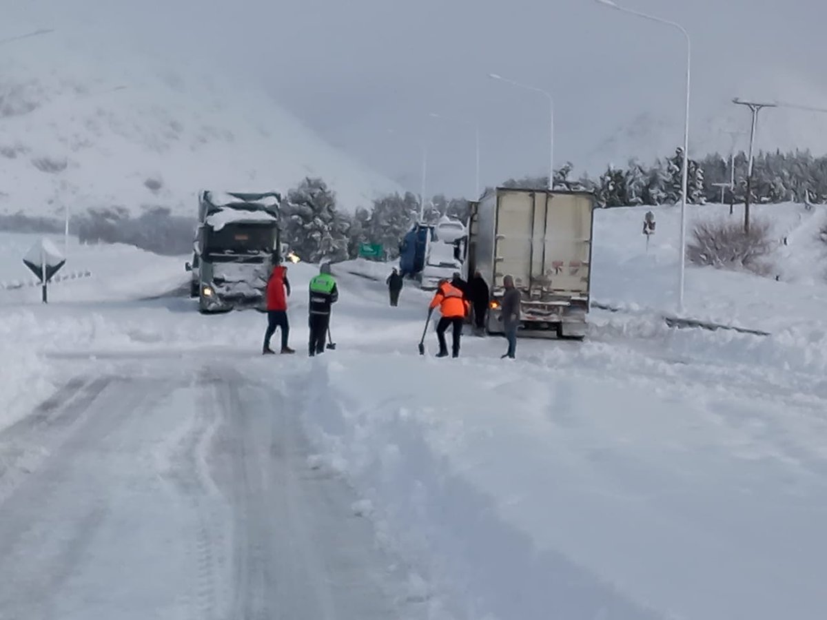 #EmergenciaClimática | Trabajamos para resolver las contingencias en la Cordillera

✅El Ministro de Seguridad Miguel Castro se reunió en #ElHoyo con autoridades locales

✅Organismos provinciales se desplazan en todo el territorio

▶️bit.ly/3B9E12Z

#ChubutEnMovimiento