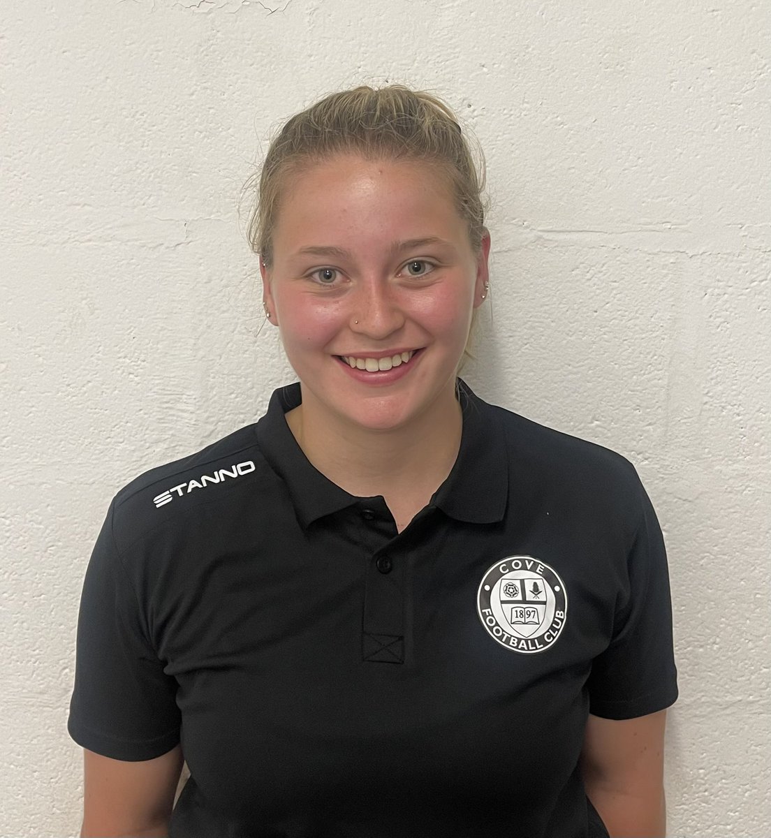 CoveFC_Official's tweet photo. Here she is ….. our 1st Team Medic Mia Dempsey @mds_therapy Mia brings a wealth of football and physio experience  having worked at Woking FC we are delighted she has chosen @CoveFC_Official, if you need a sports therapist or personal trainer then give @mds_therapy a call 🐝🐝🐝 https://t.co/adP2f8IW6v