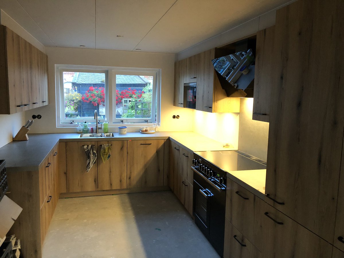 rmvdws's tweet photo. @SaskiaVeldhuis Onze nieuwe keuken ❤️ nog niet helemaal klaar (vloer, tegeltjes en schilderwerk moet nog gedaan) maar zo intens blij mee… nog nooit een nieuwe keuken gekocht, dus na 27 jaar hadden we dat wel verdiend 😜 https://t.co/ANboXnscAI