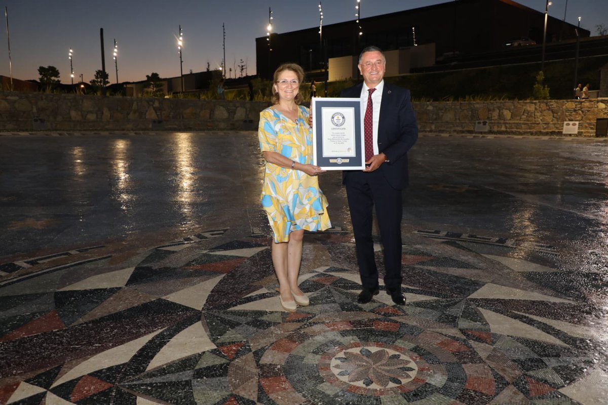 Dünyanın en büyük taban mozaiği olan "Ortak Varoluş Mozaiğimiz" ile 
#Guinnes Rekorlar Kitabına resmen girdik.
Hatay’ımızın Ana Vatan'a katılışının 83. Yıldönümünde HBB olarak kırdığımız rekoru 
#ŞahsiMeselemHatay diyen ebedi önderimiz Atatürk'e ve Türkiye’mize armağan ediyoruz.