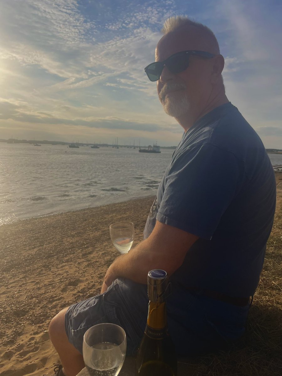 teachershouse1's tweet photo. Enjoying a peaceful interlude at Bawdsey of a Saturday evening. Very fine company with children pottering about and a few corks popping. https://t.co/SZcXzoTrIo