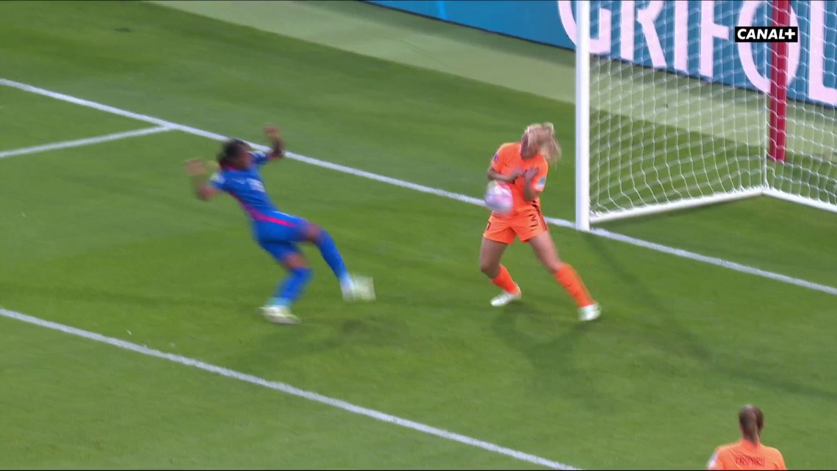 CanalplusFoot's tweet photo. 👩 Nom : van der Gragt
🛑 Poste sur la feuille de match : défenseuse 
🧤 Poste pendant le match : gardienne 😅

#FRANED ⎮ #WEURO2022 https://t.co/kl6WZK485n