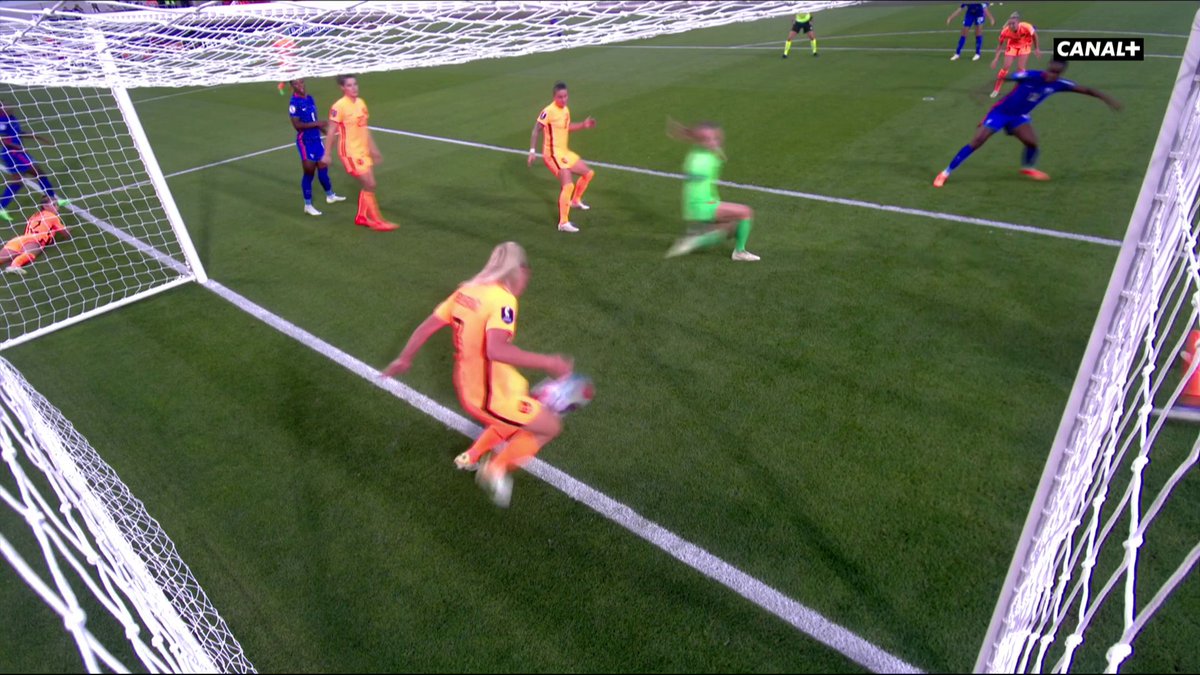 CanalplusFoot's tweet photo. 👩 Nom : van der Gragt
🛑 Poste sur la feuille de match : défenseuse 
🧤 Poste pendant le match : gardienne 😅

#FRANED ⎮ #WEURO2022 https://t.co/kl6WZK485n