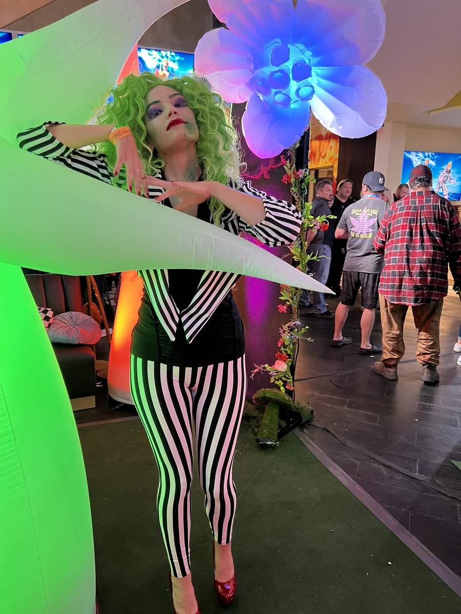 SDCharls's tweet photo. Lovely lady Beetjuice @JeNeSaisJordan #BurtonBash #sdcc https://t.co/jR7yXA2bh2