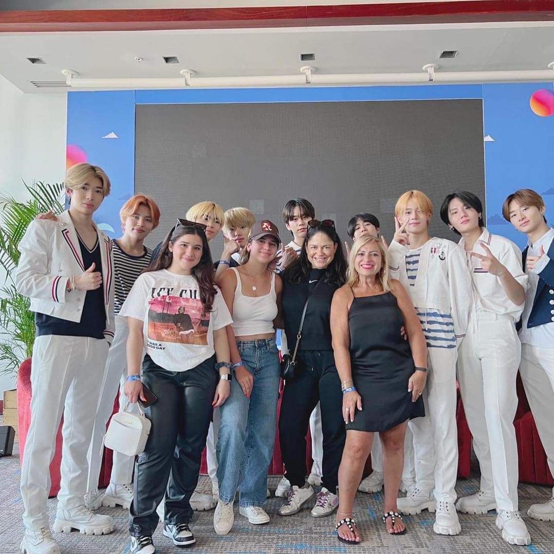 edgar_DYmx's tweet photo. @T1419_official gozando en #PuertoRico
Vía @nevarezpr #T1419 #T1419_IN_PREMIOSJUVENTUD #T1419_IN_PUERTORICO #T1419 #NevarezCommunications #NevarezPR #KPOP #JPOP https://t.co/s3aNaSEHed