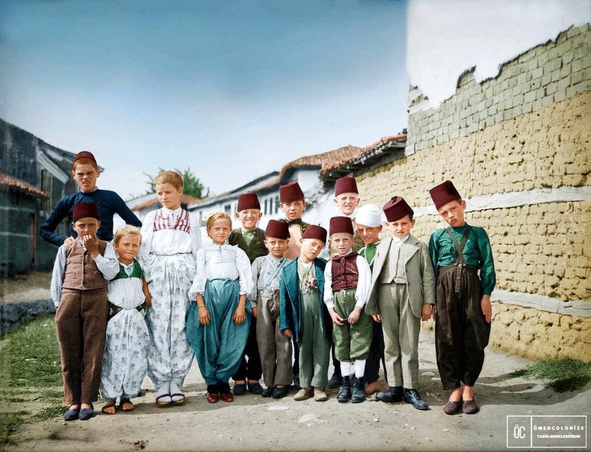 Kosova'da bir bayram günü poz veren Türk çocukları, 1900.