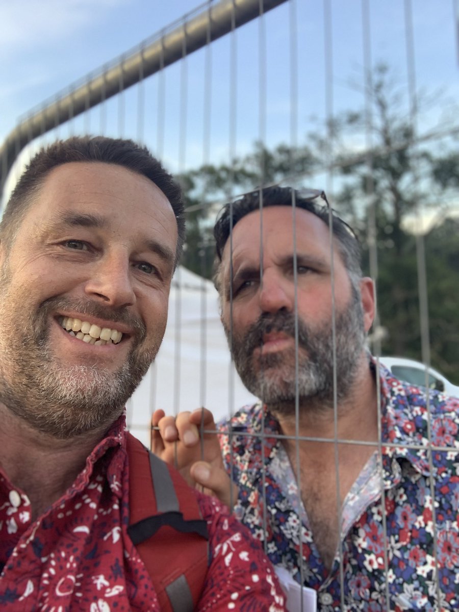 Juicington1's tweet photo. They say never meet your heroes. But if you can fence them in, they do become friendly once they’re hungry. Great to meet @shaunwkeaveny for a fascinating live recording of the line up podcast with @groovearmada. KYOBC @commgardenradio https://t.co/34Z70sAmQu