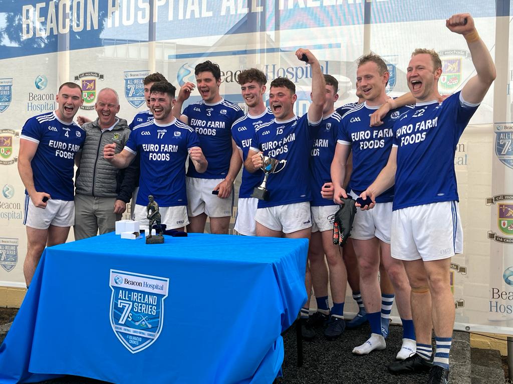 SkryneGFC's tweet photo. Great day for Skryne Seniors who won the @KCrokesGAAClub All-Ireland 7s Competition beating an excellent @MountbellewMGAA by 2-06 to 0-10

#Champione #NoCowsMilkedInSkryneTonight https://t.co/wskVl4Tm14