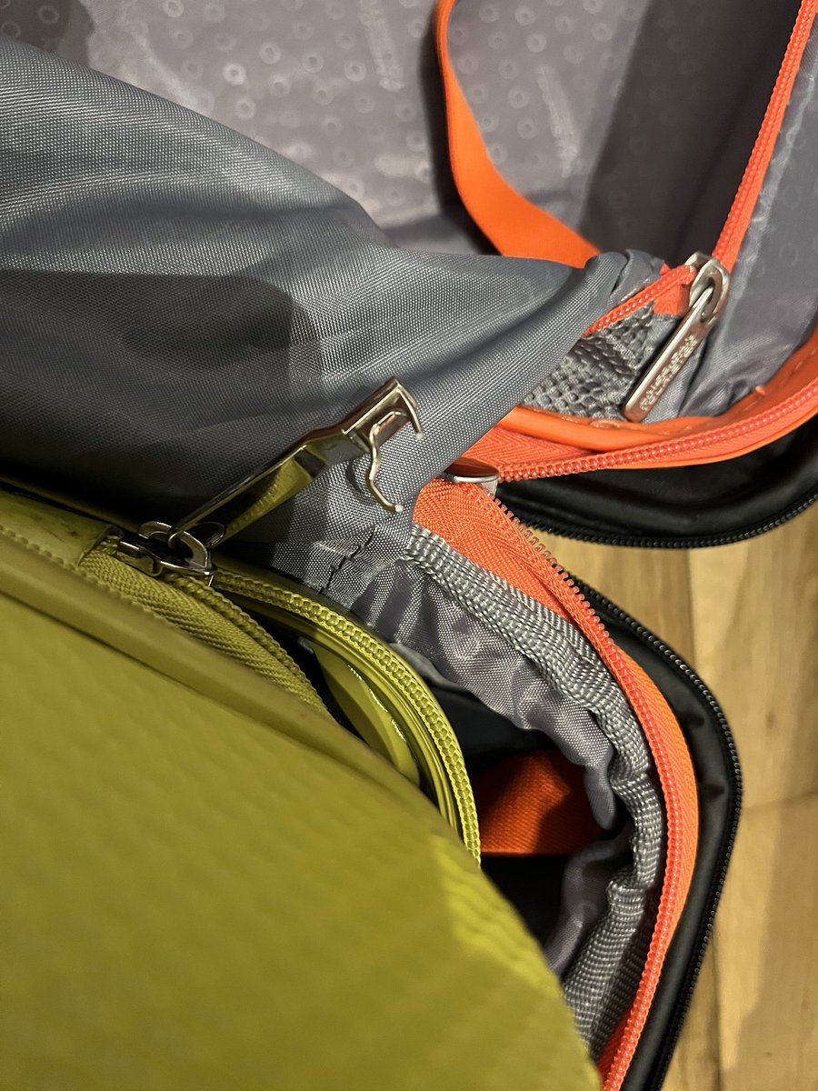 callmelavina's tweet photo. Hola @Iberia, así me encontré la maleta ayer de mi vuelo IB3164… al menos podríais avisar de que me abrís la maleta y me quitáis cosas! 
Con quien podría hablar para solucionar que ha pasado? https://t.co/JjnWU8GOqj