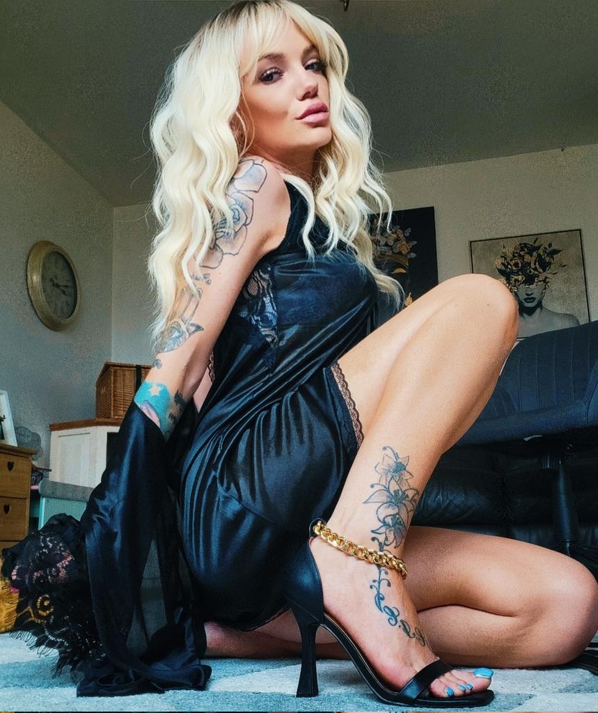 Candie Dixon on Twitter "Do you like me innocent or naughty? 😳😈 https