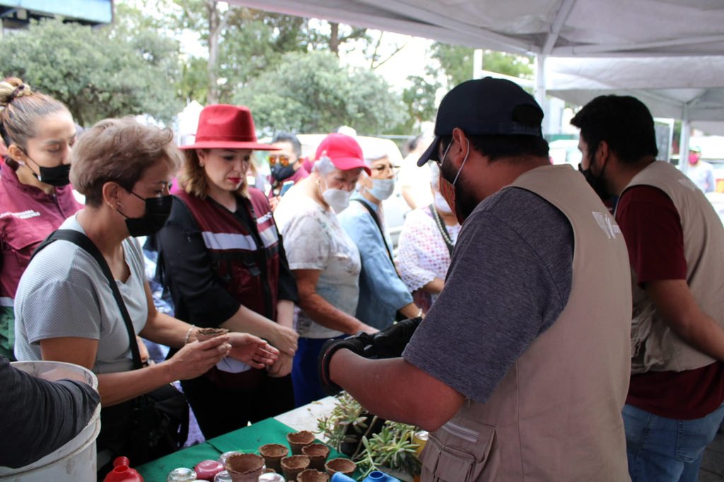 Cuidar nuestro planeta es un trabajo de tod@s, por eso hoy en la #JornadaAmbientalEnTUnidad trajimos a la UH #ATP, intercambio de residuos, donación de aceite vegetal usado, reciclaje de electrónicos y un taller de huertos urbanos 

#BienestarEnTUnidad