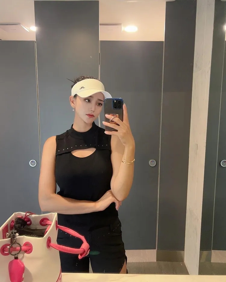 chen2258's tweet photo. Happy Saturday, I'm ready to start a round of golf lol😍😍
#golf #saturday #florida #usa #miami #sexy https://t.co/fMxo6gA3I5